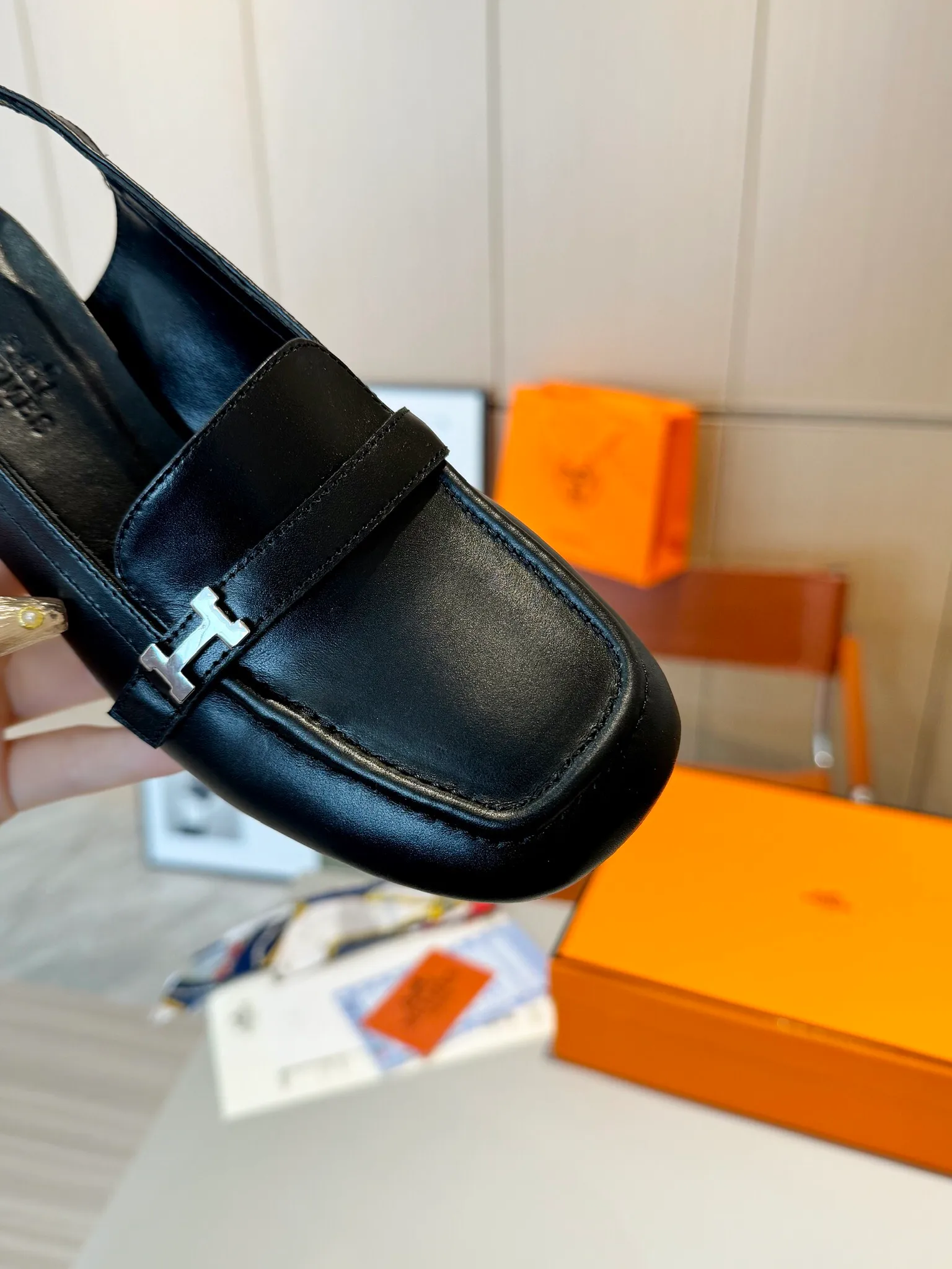 👟👟Ex-factory price 520👟👟 Hermes Groupie square-toe H-buckle mules, half-drag high heels and flat heels; the foot feel at the counter is invincible, groupie Mule shoes are made of h-buckle canvas and calfskin with mini silver Paris shoe buckles and contrasting piping. They are super beautiful in real life. Upper: imported original calfskin/original molded fabric. Lining: sheepskin. Outsole: Italian genuine leather outsole. Original packaging. Heel height: 5cm and 2 types of flat heel. Size: 35-41 (customized in size 42). Color: 6 colors.